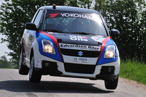 Simon Larsen og Nicklas Daugberg flyver her med topfart i deres Suzuki Swift Sport hen over en bakketop og til føring i DASU-Cup for standardbiler under 1600 ccm.